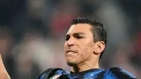 张纪中爱妻分享家庭幸福瞬间，汉服造型引争议