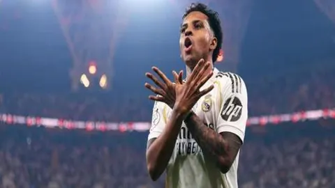 米兰半场激战以1-2负于都灵，拉比奥世界波惊艳，托莫里争议点球引波澜，莱奥伤退增添变数